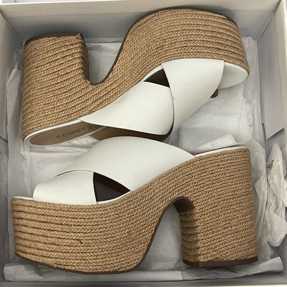 White platform sandals SCHUTZ from Neiman Marcus size 9